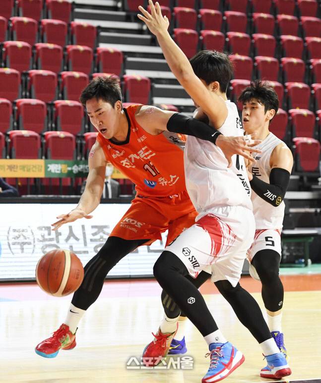 전자랜드의 정효근이 12일 인천 삼산체육관에서 진행된 KGC와의 경기에서 골밑으로 돌파하려다 상대 수비에 막히고있다. 인천 | 김도훈기자 dica@sportsseoul.com