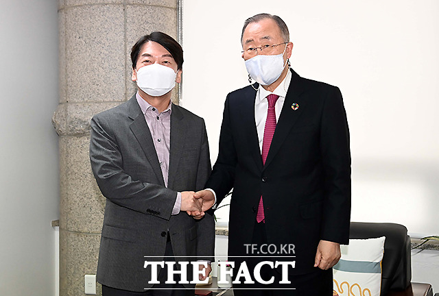안철수 국민의당 대표(왼쪽)와 반기문 전 UN 사무총장이 12일 서울 종로구 '보다나은미래를위한 반기문재단'에서 만나 악수를 하고 있다. /뉴시스