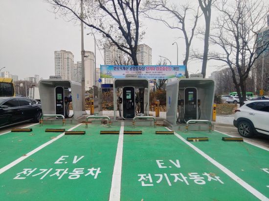 공영주차장에 설치된 전기차 집중 충전소. 사진은 기사와 무관함. 출처=아시아경제 DB