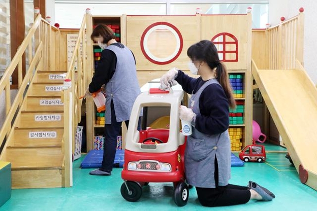 지난해 11월 24일 오후 경기도 용인시의 한 어린이집에서 교사들이 코로나19 예방을 위해 소독을 하고 있다. /연합뉴스
