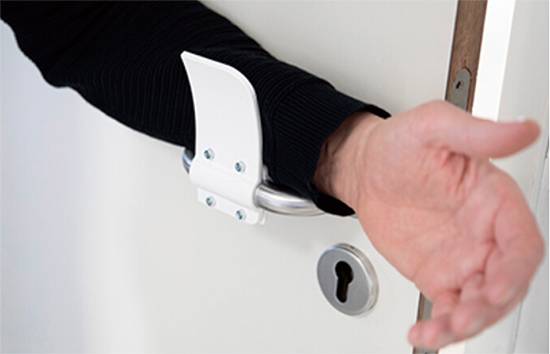 손 대신 팔뚝으로 문을 여는 핸즈 프리 도어 오프너