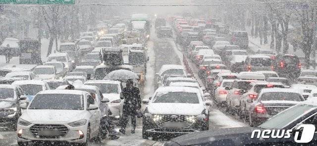 폭설이 내리고 있는 12일 오후 서울 서초구 교대역 인근 도로가 폭설로 인해 교통체증을 보이고 있다.