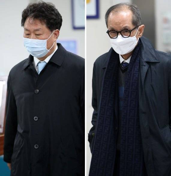 안용찬 전 애경산업 대표(왼쪽)와 홍지호 전 SK케미칼 대표가 12일 서울 서초동 서울중앙지방법원에서 열린 1심 선고 공판에서 무죄를 선고 받은 후 법원을 나서고 있다. 뉴시스