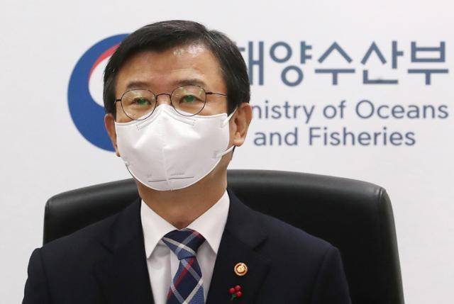 문성혁 해양수산부 장관이 지난 11일 정부세종청사 해수부에서 '제3차 해양수산발전기본계획(21~30)'을 발표하고 있다. 문 장관은 향후 10년의 해양수산 정책방향으로 생명·안전 중시, 해양수산업의 디지털전환, 친환경·탈탄소 정책 강화를 제시하고, 2030년까지 해양수산 신산업 시장 11조원, 어가 평균소득 7,000만원, 항만 물동량 20억톤, 해양쓰레기 50% 감축 등의 계획을 발표했다. 뉴스1