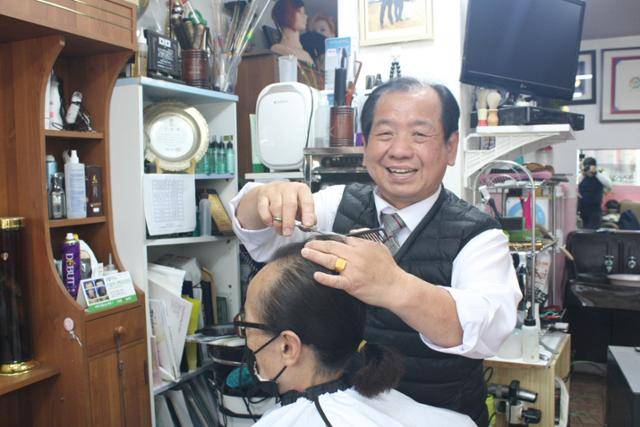 권홍식 달구벌명인이 이용실에서 고객의 머리를 다듬고 있다. 권 명인은 중학교를 졸업한 뒤 이용업에 뛰어들어 이용업계에서 최고 명인의 반열에 올랐다. 김광원 기자