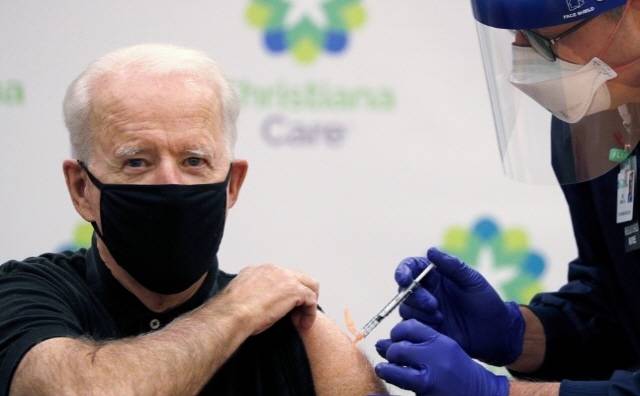 코로나19 백신 2차 접종받는 바이든 당선인/사진=연합뉴스