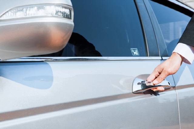 노인할수록 수분이 줄어들고, 피부는 건조해 정전기가 생기기 쉽다./사진=클립아트코리아