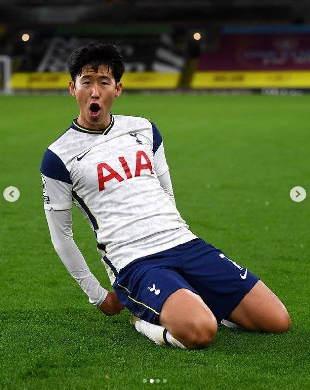 토트넘 손흥민이 무릎 슬라이딩 세리머니를 펼치고 있다. [사진 토트넘 인스타그램]