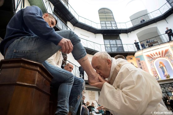 프란치스코 교황이 로마의 한 교도소를 찾아 재소자의 발을 씻겨준 뒤 입을 맞추고 있다. [로이터=연합뉴스]