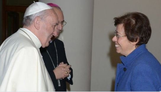 프란치스코 교황(왼쪽)과 사상 첫 교황청 외무부 2차관 프란체스카 디 지오반니 [실비아 로지아니 트위터]