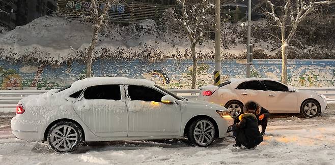 지난 6일 내린 눈으로 서울 관악구 호암로 인근 도로가 결빙돼 차들이 멈춰서 있다. [뉴스 1]