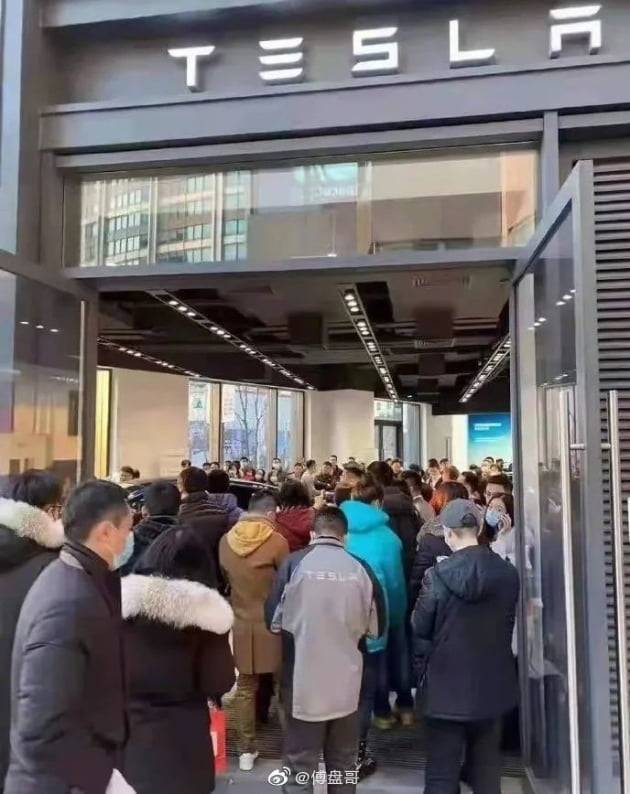 모델 Y 구매를 위해 테슬라 매장에 모인 중국 고객들. 사진 = 중국 웨이보 캡처/연합뉴스