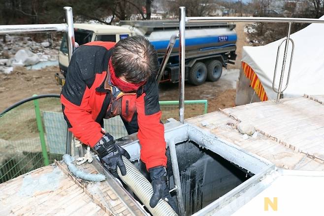 연이은 한파로 얼어붙은 상하수도 정비에 나선 강원 인제군.(사진=인제군 제공)