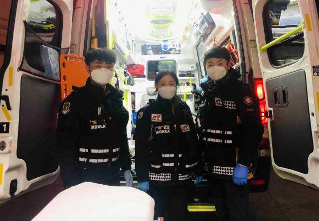 매서운 한파가 기승을 부린 지난 10일 밤 강원 삼척소방서 특별구급대원들이 38주 차 임신부의 응급분만에 성공했다. 왼쪽부터 함형모 소방장, 안원모 소방교, 김예진 소방교. 2021.1.11[강원도소방본부 제공. 재판매 및 DB 금지] 연합뉴스