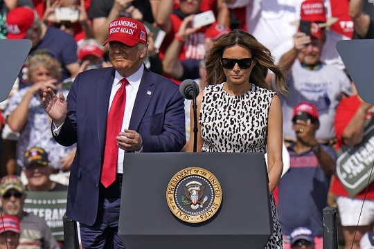 도널드 트럼프 미국 대통령(왼쪽 사진)과 부인 멜라니아 여사. AP뉴시스