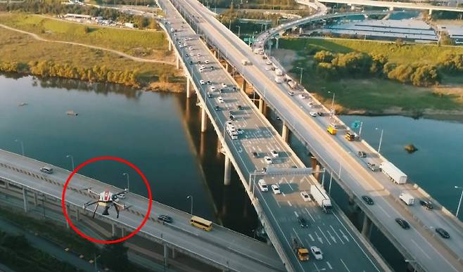 한국도로공사 금호분기점에서 순찰 드론이 도로관제 상황을 파악하고 있다. [사진 제공 = 한국로봇진흥원]
