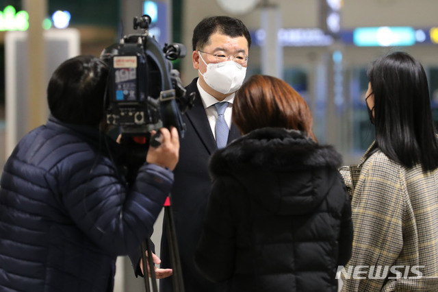 [인천공항=뉴시스]박진희 기자 = 최종건 외교부 제1차관이 9일 오후 이란에 나포·억류된 한국 국적 선박과 선원의 조기 석방을 위해 인천국제공항을 통해 출국전 기자 질문에 답하고 있다. 최 차관은 내일(10일) 0시35분 인천국제공항에서 출발하는 항공편으로 카타르 도하를 경유해 이란(테헤란)으로 갈 예정이다. 2021.01.09. pak7130@newsis.com