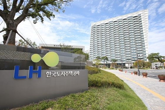 한국토지주택공사(LH)는 올해 신입직원 및 청년인턴 700명 등 총 1210명 규모를 채용한다. 83%인 1010명은 상반기에 채용하며 3월 공고, 4∼5월 서류·필기전형, 5월 면접전형 진행, 6월 임용예정이다. 하반기 채용은 8월 공고, 9∼10월 서류·필기전형, 11월 면접전형을 거쳐 12월 임용예정이다. /사진제공=LH