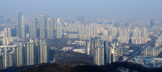 집값 어디로… : 정부가 설(2월 12일) 연휴 이전에 부동산 공급대책을 내놓기로 밝혔으나 실효성 있는 대책에 대한 시장의 기대는 그리 크지 않다. 사진은 12일 서울 강남구 일원동 대모산에서 바라본 강남 일대 아파트 단지 전경. 김낙중 기자