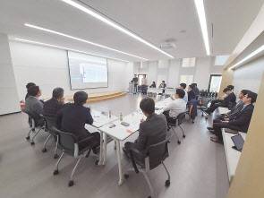 호반건설 관계자들이 텐일레븐 측과 기술 개발 관련 협의를 진행하고 있다. [호반건설 제공]