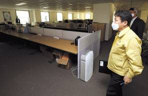 김정배 신임 문체부 2차관이 지난 7일(목) 대낮 불꺼진 여행사 모습을 보고는 심각한 표정을 짓고 있다.