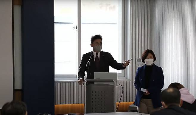 [사진설명: 단상 왼쪽 첫번째부터 유재형 공동대표, 이명희 공동대표가 간담회에서 주주분들의 질의에 응답하고 있다. / 제공: 솔젠트]