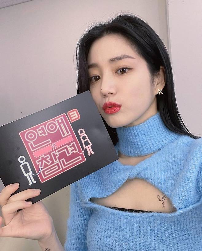 Actor Lee Yu-bi released a photo taken at the time of recording KBS Joey Loves Intervention Season 3.Lee Yu-bi posted a photo on his personal instagram on January 12 with an article entitled Loves Intervention tonight.Lee Yu-bi, in the public photo, is taking various poses and looking at the camera, and he is taking a selfie with the script of Loves Interference.