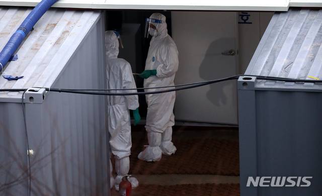 [서울=뉴시스]김선웅 기자 = 22일 서울 중랑구 서울의료원에 설치된 컨테이너식 임시병상에서 의료진이 분주히 움직이고 있다. 2020.12.22. mangusta@newsis.com