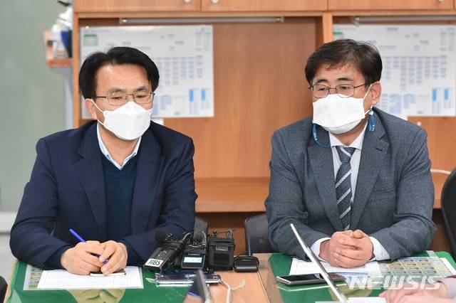 [제주=뉴시스]이상헌 제주도 공항확충지원단장(왼쪽)과 홍명환 제주도의회 의원(더불어민주당·제주시 이도2동갑). (사진=제주도의회 제공) 2021.01.11. photo@newsis.com