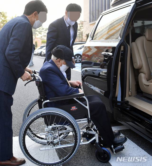 [수원=뉴시스] 김종택기자 = 감염병예방법 위반 등 혐의로 기소된 신천지예수교 증거장막성전(신천지) 이만희 총회장이 16일 오후 경기도 수원시 영통구 수원지방법원에서 열린 재판에 출석하고 있다. (사진=중부일보 제공) 2020.11.16. jtk@newsis.com