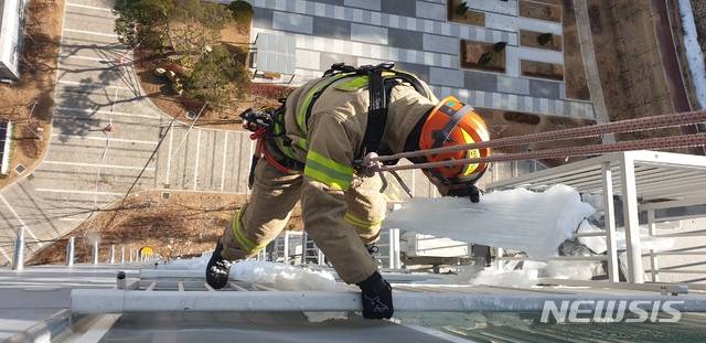 [울산=뉴시스] 박수지 기자 =강추위가 이어진 지난 11일 울산 북구 송정동 한 아파트에 생긴 대형 고드름을 소방당국이 제거하고 있다. 2021.01.12.(사진=북부소방서 제공) photo@newsis.com