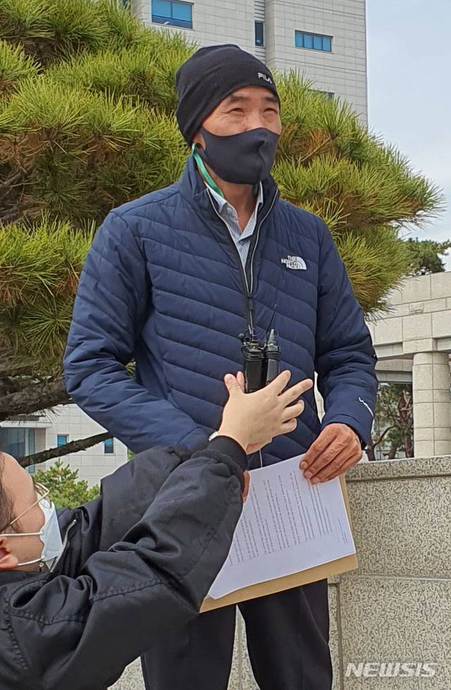 [서울=뉴시스] 박대로 기자 = 북한에 의해 사살된 해양수산부 공무원의 형 이래진씨가 6일 서울 국방부에서 서욱 장관 면담을 마친 후 입장을 밝히고 있다. 2020.11.06. daero@newsis.com