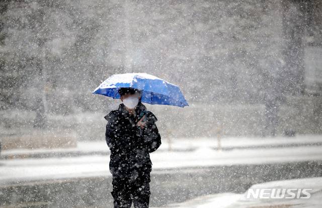 [서울=뉴시스]박미소 기자 = 서울 동남·서남권에 대설주의보가 발효된 12일 오후 서울 중구 숭례문 인근에서 시민들이 눈을 맞으며 걸어가고 있다.2021.01.12. misocamera@newsis.com