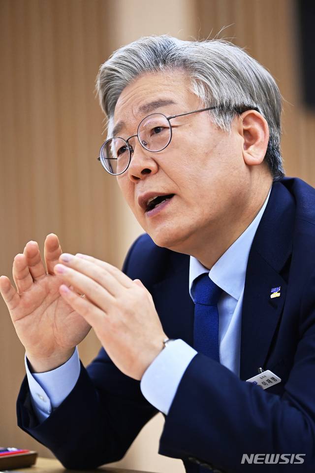 [수원=뉴시스] 김종택기자 = 이재명 경기도지사가 뉴시스와 가진 인터뷰에서 올해 역점사업에 대해 설명하고 있다. 2020.12.29.jtk@newsis.com