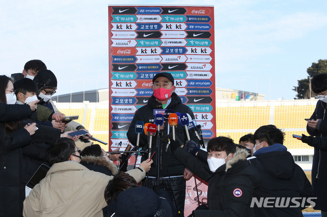 [강릉=뉴시스] 김유나 기자 = 김학범 축구 올림픽대표팀 감독이 12일 오후 강원 강릉시 강릉종합운동장에서 도쿄올림픽 출전을 앞두고 열린 1차 국내 훈련에서 기자들의 질문에 답변하고 있다. 2021.01.12. kuna624@newsis.com