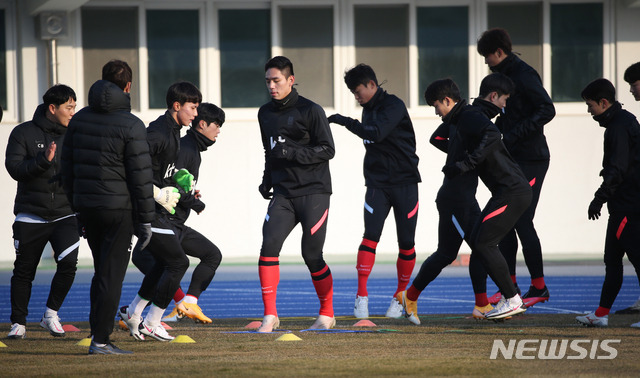 [강릉=뉴시스] 김동현 기자 = 축구 올림픽대표팀 선수들이 12일 오후 강원 강릉시 강릉종합운동장에서 도쿄올림픽 출전을 앞두고 1차 국내 전지훈련을 하고 있다. 2021.01.12. dhyeon@newsis.com
