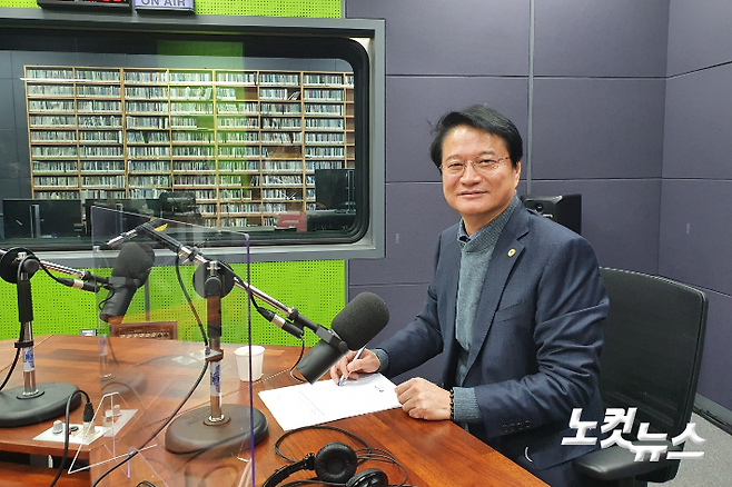 원창묵 원주시장이 강원CBS 시사프로그램 <위클리 오늘>에 출연해 인터뷰에 응하고 있다. 강민주PD