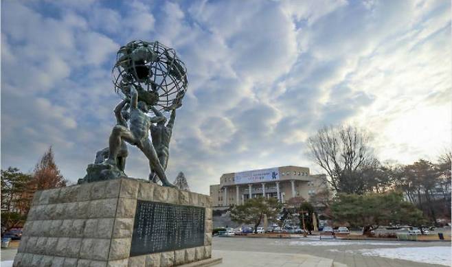 강원대 미래광장 전경.  강원대 제공