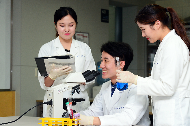 대구보건대학교 임상병리과 재학생 실습 모습. 대구보건대 제공