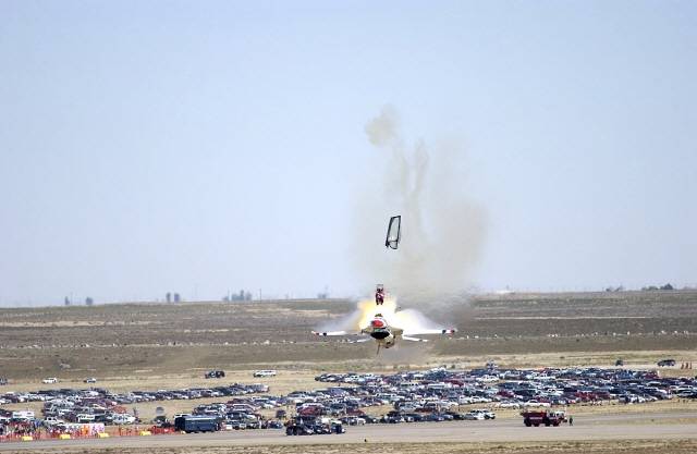 1982년 호주에서 시범 비행하던 미 공군 곡예비행 팀의 F-16 조종사가 추락 0.8초 전 탈출하는 장면. 관중 6만 명이 모였으나 아무도 다치지 않고 조종사도 생환한 이 장면은 가장 극적인 사출 순간으로 손꼽힌다.