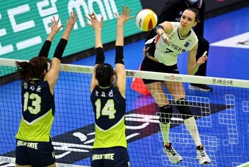 12일 경기도 수원체육관에서 ‘2020-2021 도드람 V리그‘ 수원 현대건설과 화성 IBK기업은행의 여자부 경기가 열렸다. IBK기업은행 라자레바가 현대건설 블로커를 피해 스파이크를 날리고 있다. 수원 | 김민성 기자 marineboy@donga.com