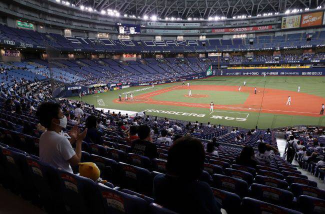 지난해 7월10일 일본 오사카 교세라돔에서 열린 오릭스와 니혼햄 간의 프로야구 경기를 관중들이 지켜보고 있다. 무관중으로 시즌을 치르던 일본 프로야구는 이날부터 관중입장을 허용했다. 연합뉴스
