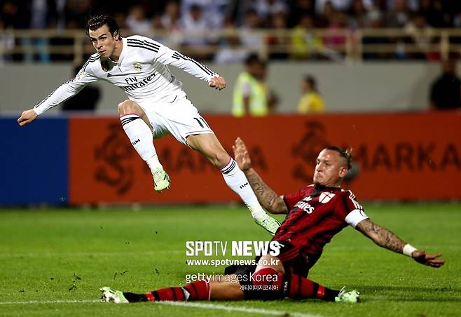 ▲ 레알 마드리드 유니폼을 입고 공격에서 날아다녔던 2014년의 가레스 베일(왼쪽).