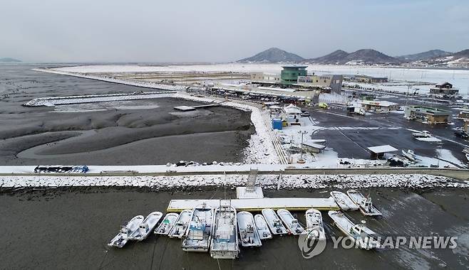 '눈 내린 어촌' 영광 설도항 (서울=연합뉴스) 지난 6일 오전 전남 영광군 염산면 설도항에 흰 눈이 내려 있다. 2021.1.12.[연합뉴스 자료사진. 재판매 및 DB금지] photo@yna.co.kr