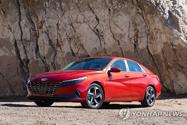 현대 아반떼 '2021 북미 올해의 차' 수상 (서울=연합뉴스) 현대차가 '2021 북미 올해의 차' 온라인 시상식에서 아반떼(현지명 : 엘란트라)가 승용차 부문에 최종 선정됐다고 12일 밝혔다. 사진은 북미 올해의 차에서 수상한 아반떼(엘란트라). 2021.1.12       [현대·기아차 제공. 재판매 및 DB 금지] photo@yna.co.kr