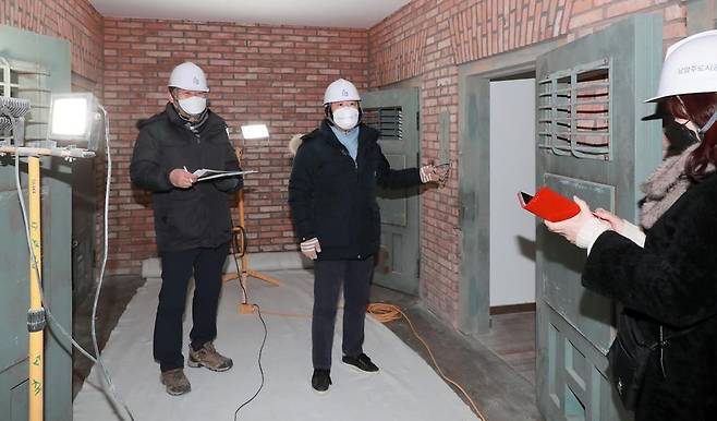 역사체험관 점검하는 남양주시장 (남양주=연합뉴스) 조광한 경기 남양주시장이 3월 개관 예정인 역사체험관 지하 1층에 설치될 친일파 감옥을 둘러보고 있다. 2021.1.12 [남양주시 제공. 재판매 및 DB 금지]