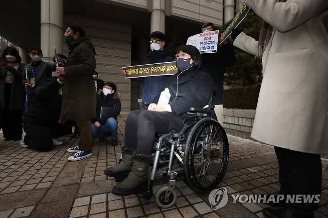 '가습기살균제' SK케미칼·애경산업 무죄 선고 관련 피해자 기자회견 (서울=연합뉴스) 임화영 기자 = 가습기 살균제 사태에 연루돼 재판에 넘겨진 SK케미칼과 애경산업 전직 임원들이 1심에서 무죄를 선고를 받은 12일 오후 서울 서초구 중앙지법 앞에서 가습기살균제참사전국네트워크 관계자들 및 피해자들이 해당 선고 결과 관련 기자회견을 하고 있다. 2021.1.12 hwayoung7@yna.co.kr