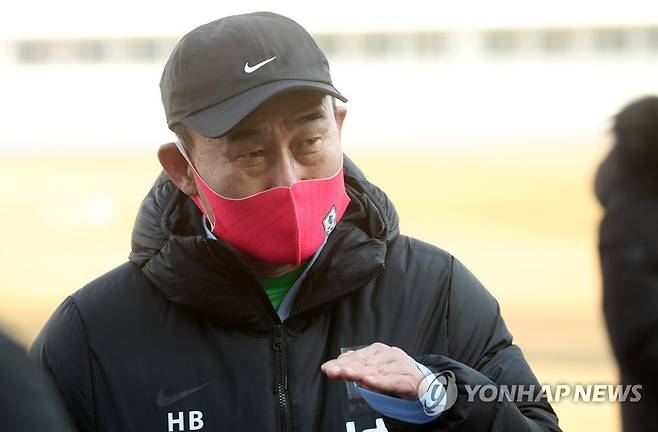 김학범 감독 "목표는 승리다" (강릉=연합뉴스) 양지웅 기자 = 김학범 대한민국 남자 올림픽 축구대표팀 감독이 12일 오후 강원 강릉시 종합운동장에서 새해 첫 소집 훈련을 시작하며 취재진 질문에 답하고 있다. 2021.1.12 yangdoo@yna.co.kr
