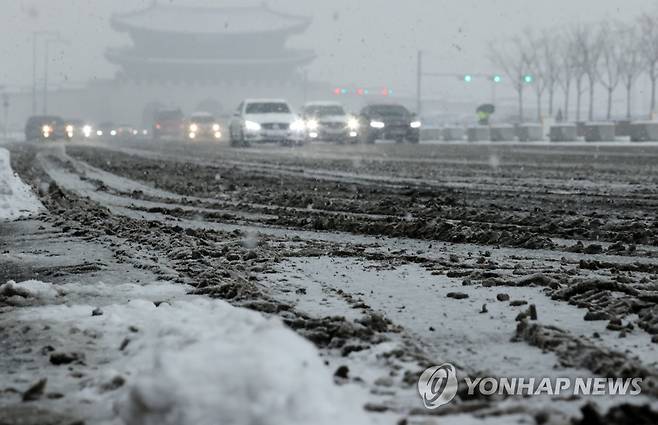 퇴근길 걱정스러운 눈 (서울=연합뉴스) 홍해인 기자 = 서울 지역에 눈이 내린 12일 오후 서울 종로구 세종대로에서 차들이 눈길을 서행하고 있다. hihong@yna.co.kr