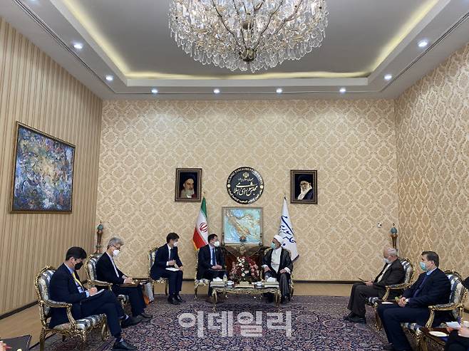최종건(가운데 왼쪽) 외교부 1차관이 모즈티바 졸루니 이란 의회 국가안보외교정책위원장과 12일(현지시간) 면담을 하고 있다. [사진=외교부 제공]